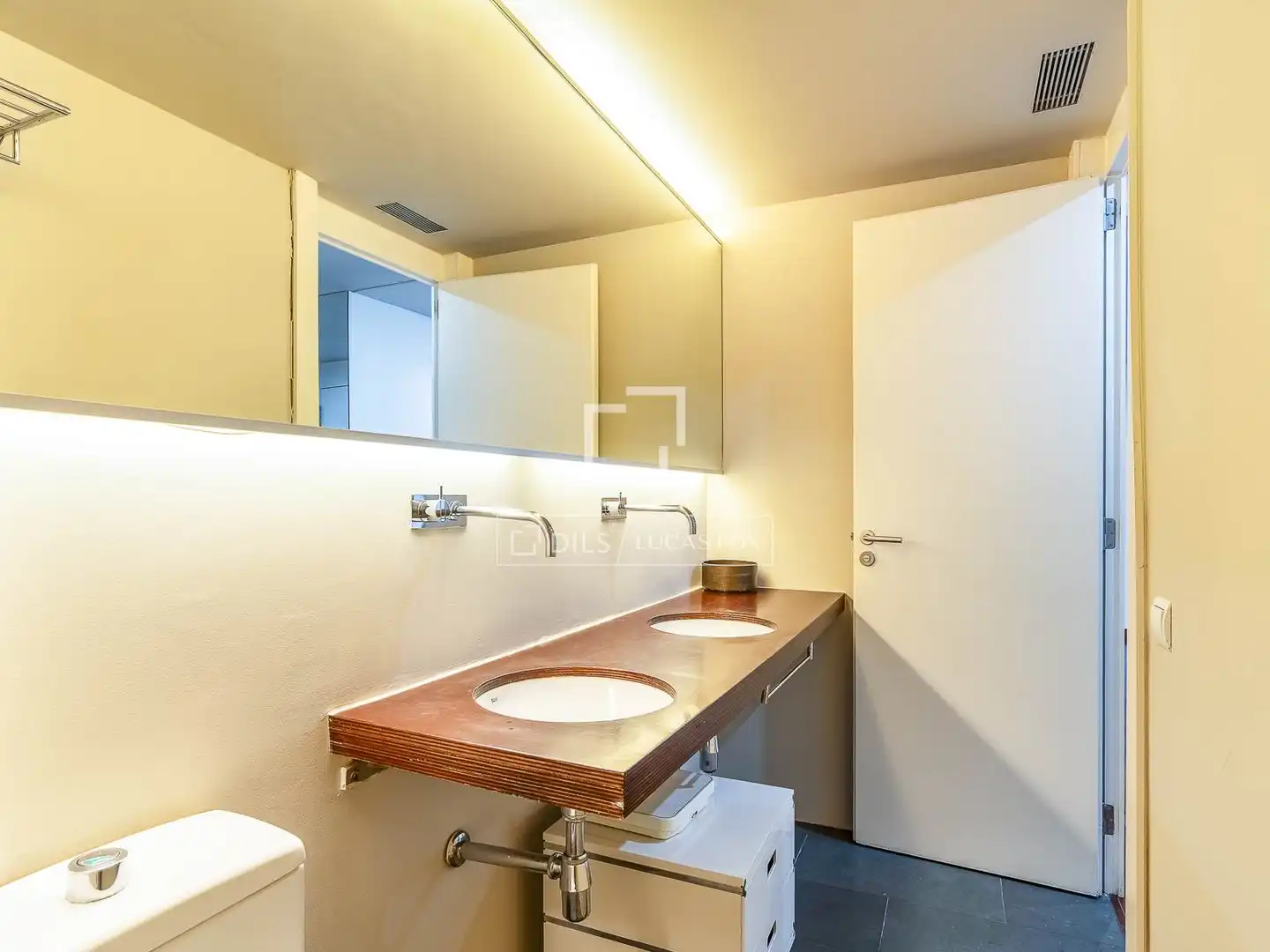 Bathroom of Attic for sale in Barcelona  with Air Conditioner, Parquet flooring and Terrace