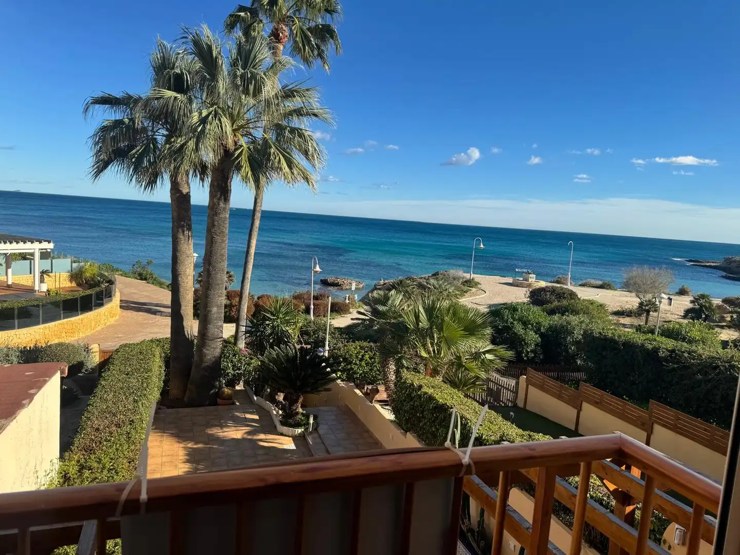 Vista exterior de Casa adosada en venda en El Campello amb Jardí privat i Terrassa