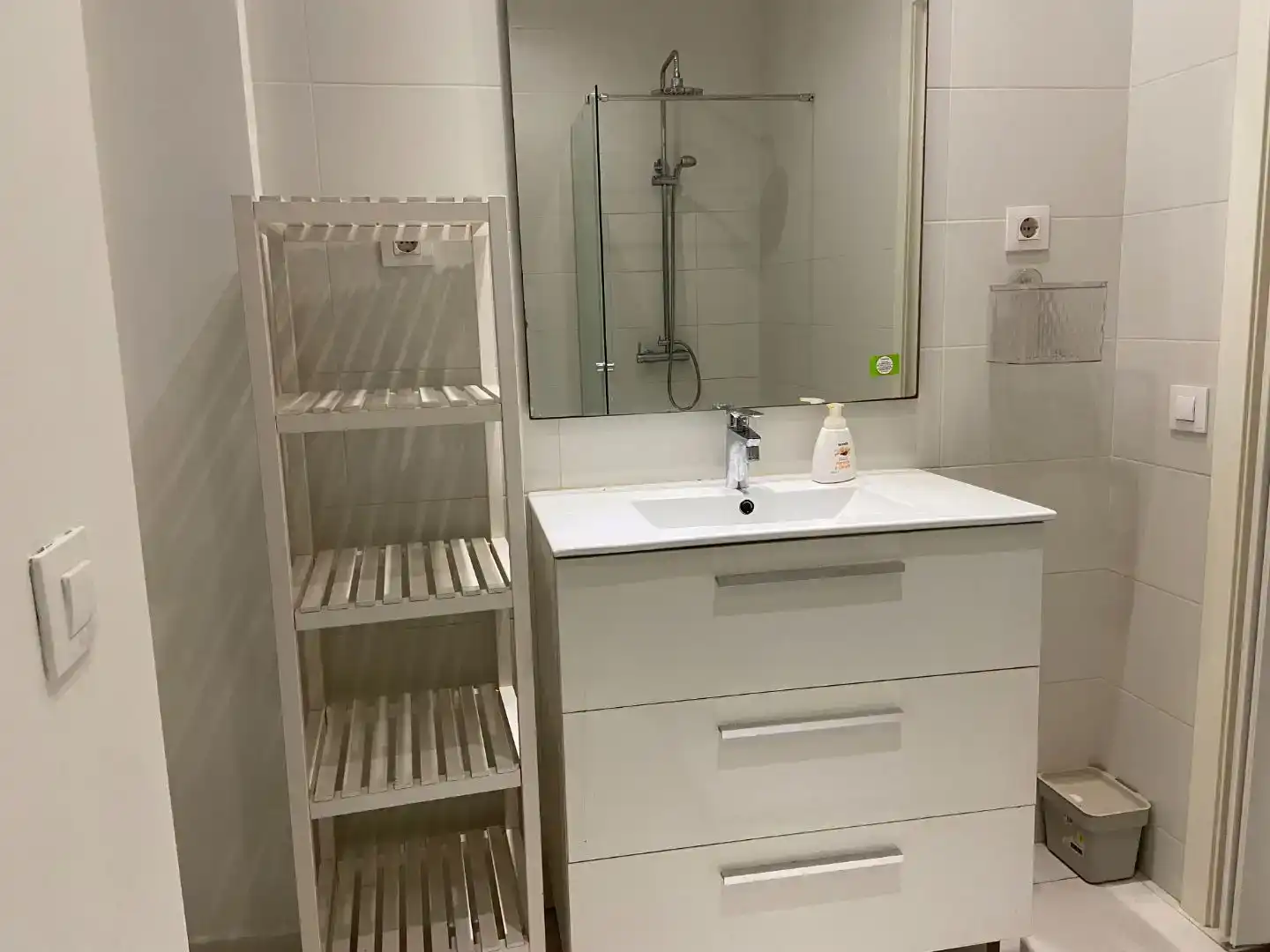 Badezimmer von Erdgeschoss zur Miete in  Madrid Capital