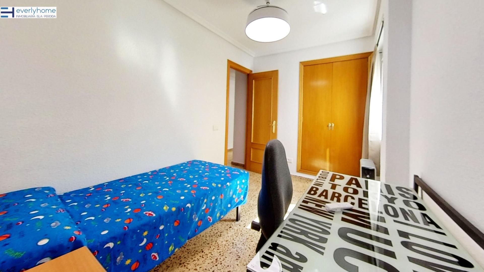 Bedroom of Flat to share in Burjassot  with Air Conditioner and Balcony