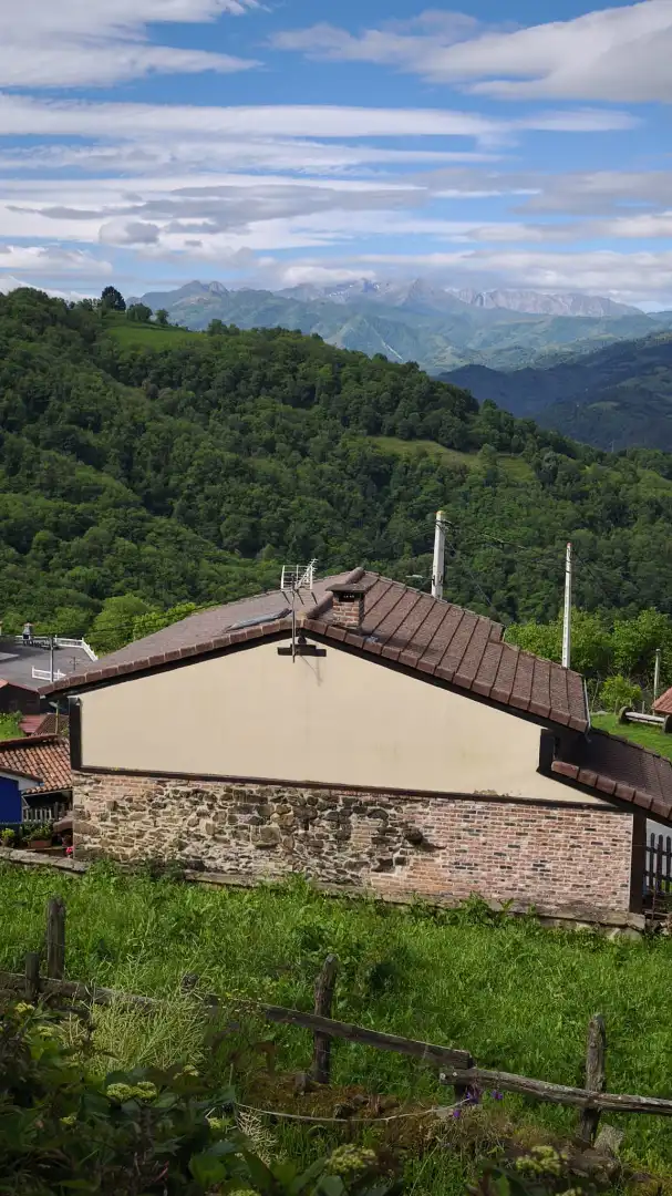 Vista exterior de Casa o xalet en venda en Mieres (Asturias) amb Jardí privat, Terrassa i Traster