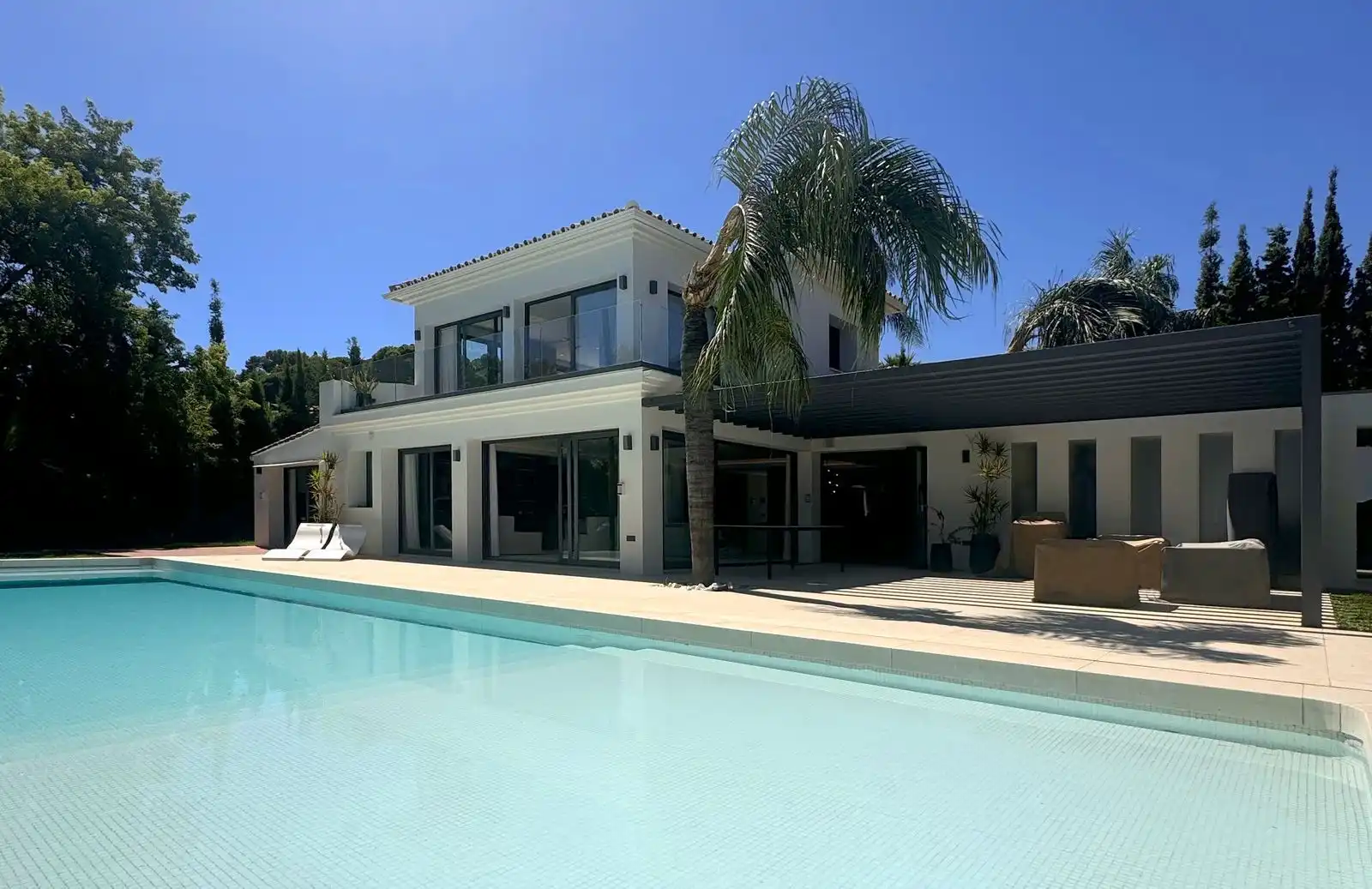 Chalet con piscina en venta en Calle Londres S/N