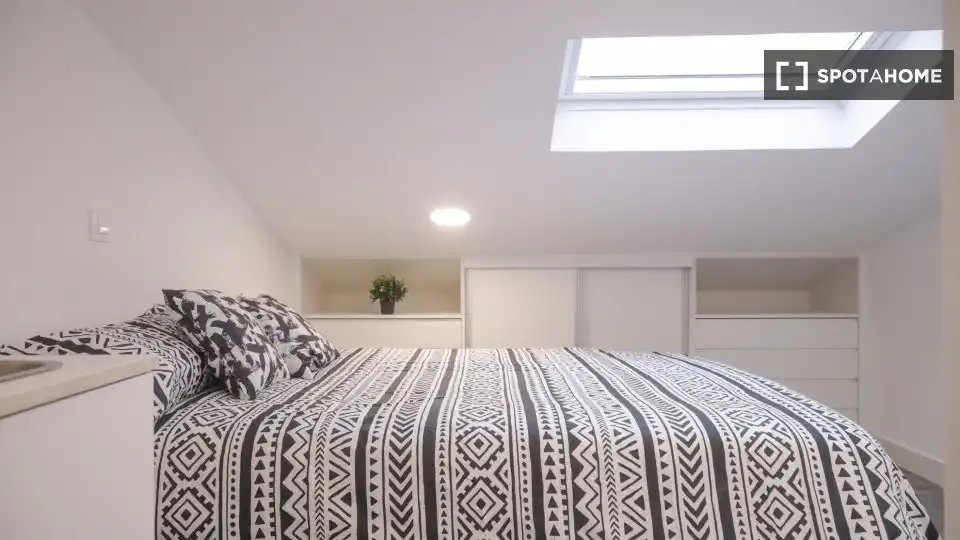 Schlafzimmer von Wohnung zur Miete in Madrid mit Klimaanlage, Heizung und Möbliert
