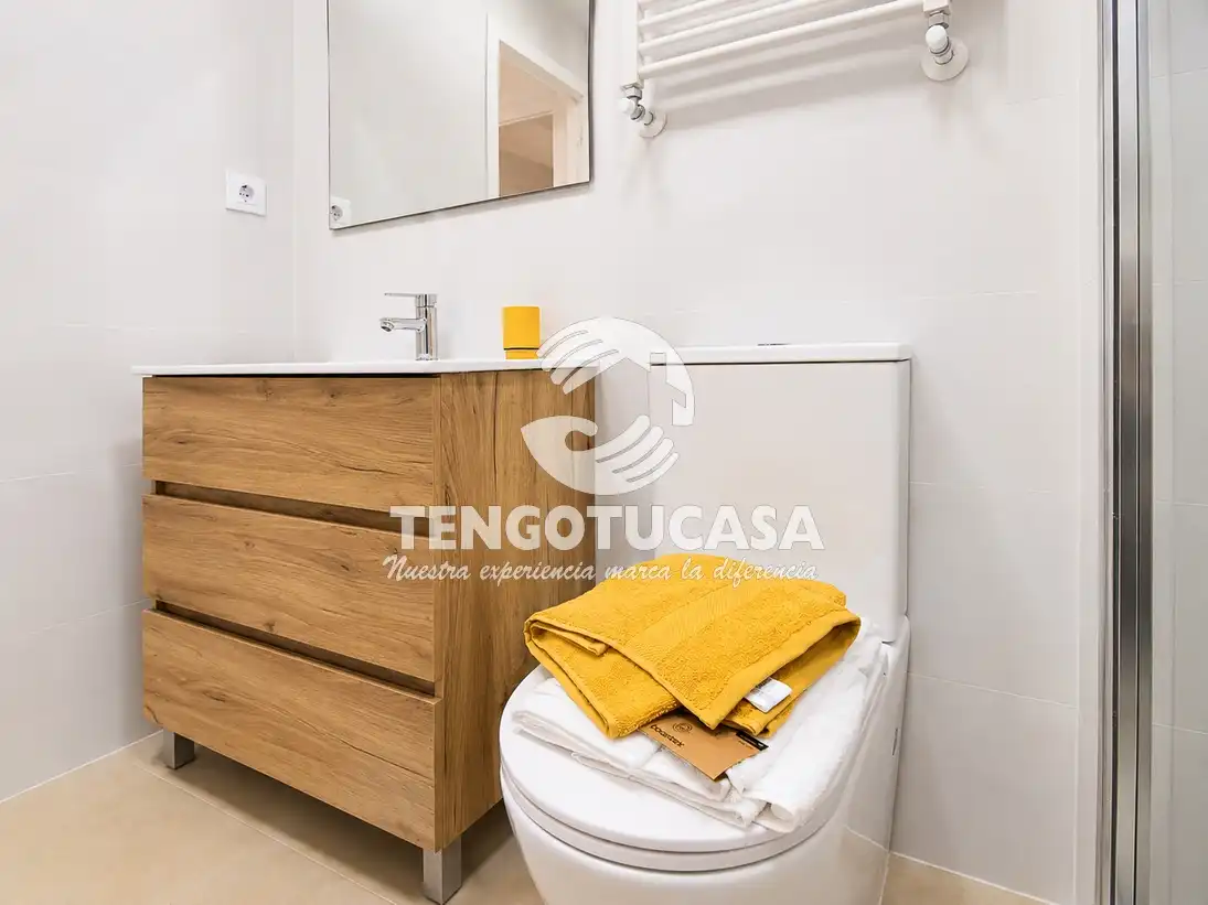 Bathroom of Flat for sale in Madrid  with Air Conditioner, Heating and Terrace