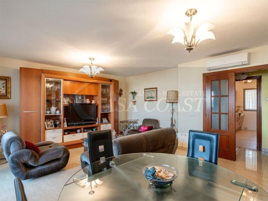 Sala de estar de Piso en venta en Fuengirola con Aire acondicionado, Jardín privado y Terraza