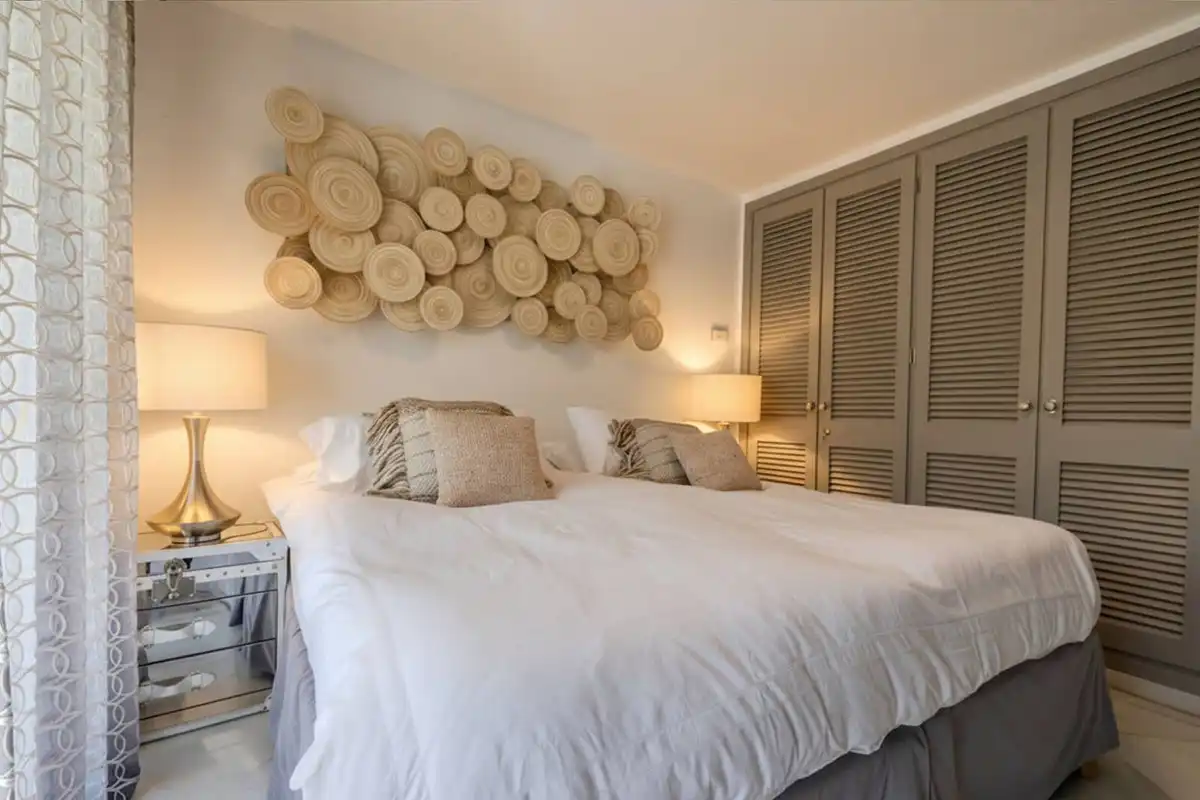 Schlafzimmer von Erdgeschoss zum Verkauf in Marbella mit Klimaanlage, Privatgarten und Terrasse