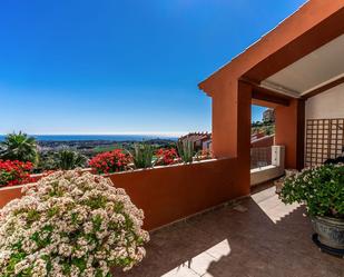 Terrassa de Casa adosada en venda en Benahavís amb Aire condicionat, Calefacció i Jardí privat