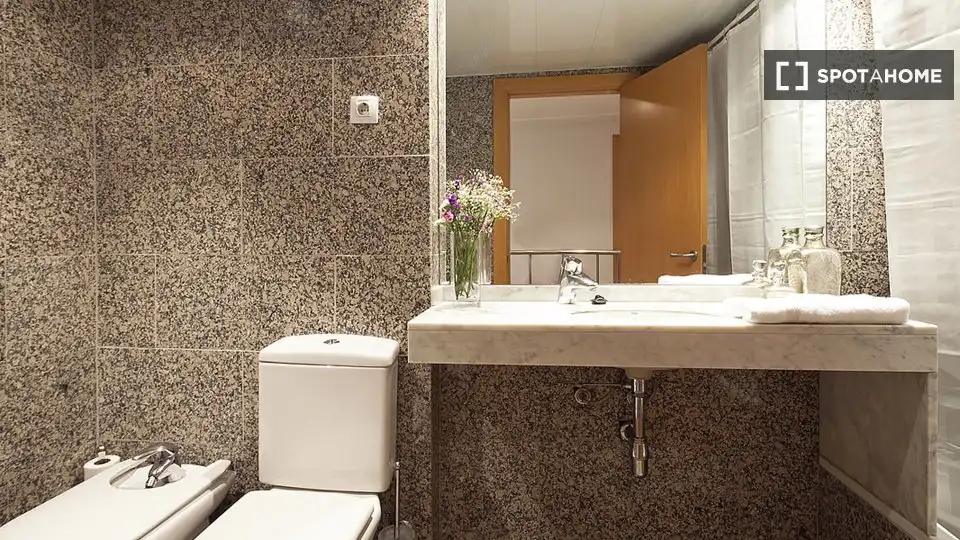 Baño de Piso de alquiler en Barcelona con Aire acondicionado, Calefacción y Amueblado