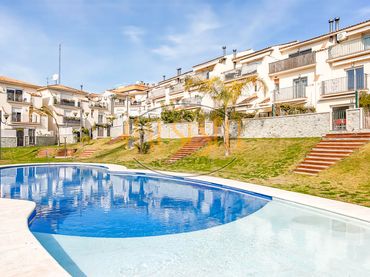 Maison mitoyenne avec balcon à vendre à Carrer del Campmarí