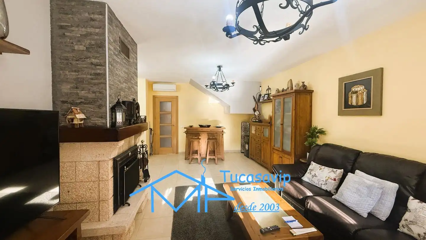 Sala d'estar de Casa o xalet en venda en Cebreros amb Calefacció, Jardí privat i Terrassa