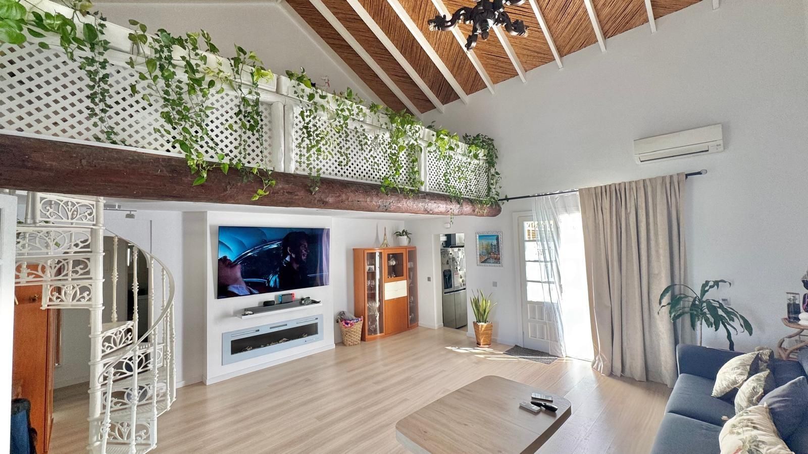 Sala d'estar de Casa adosada en venda en Mijas amb Aire condicionat, Calefacció i Jardí privat