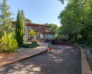 Vista exterior de Casa o xalet en venda en Pozuelo de Alarcón amb Aire condicionat i Piscina