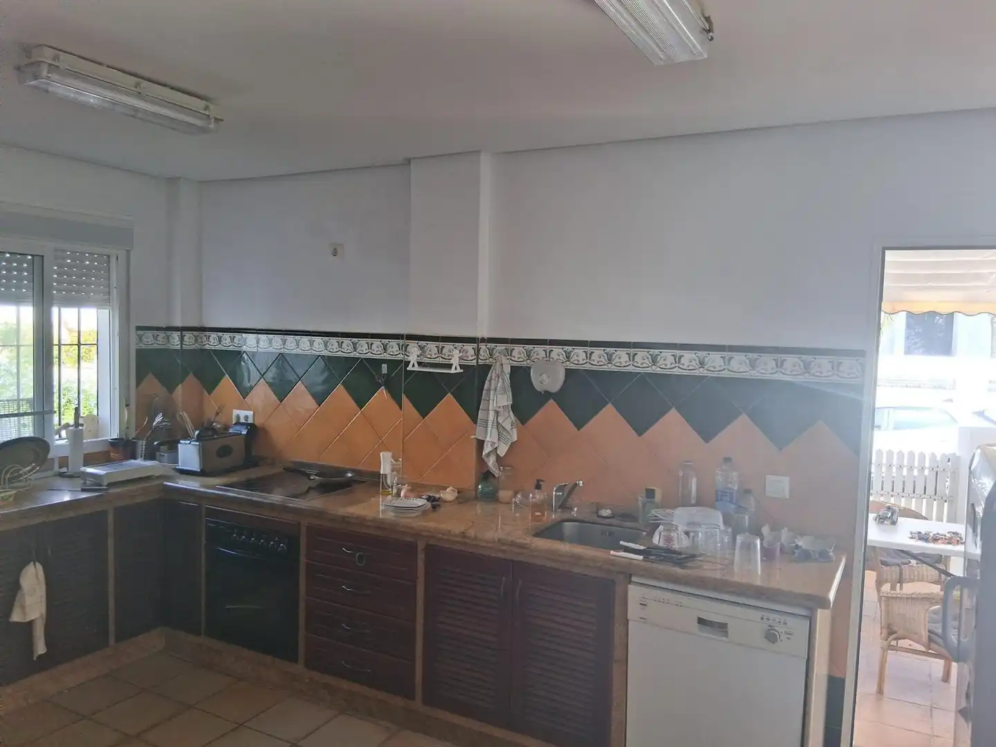 Cuina de Casa adosada en venda en Chiclana de la Frontera amb Terrassa, Balcó i Piscina comunitària