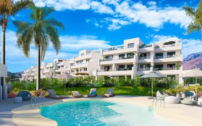 Vista exterior de Apartament en venda en Estepona amb Aire condicionat, Calefacció i Jardí privat