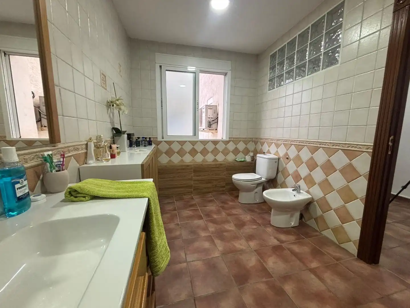 Baño de Casa adosada en venta en Los Montesinos con Aire acondicionado, Terraza y Amueblado