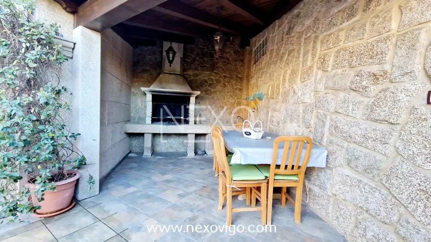 Terraza de Casa adosada en venta en Cangas  con Calefacción, Trastero y Amueblado