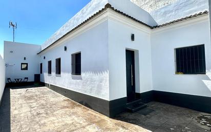 Vista exterior de Casa o xalet en venda en Chiclana de la Frontera amb Terrassa