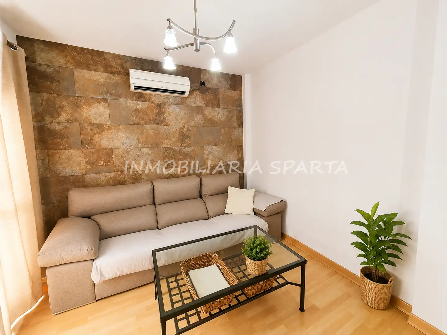 Sala d'estar de Casa adosada en venda en Santiponce amb Aire condicionat, Parquet i Terrassa