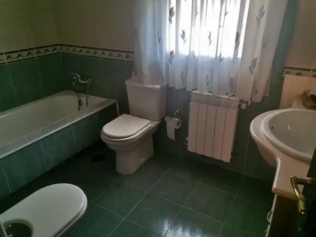 Baño de Casa adosada en venta en Santiago de Compostela  con Calefacción, Jardín privado y Amueblado
