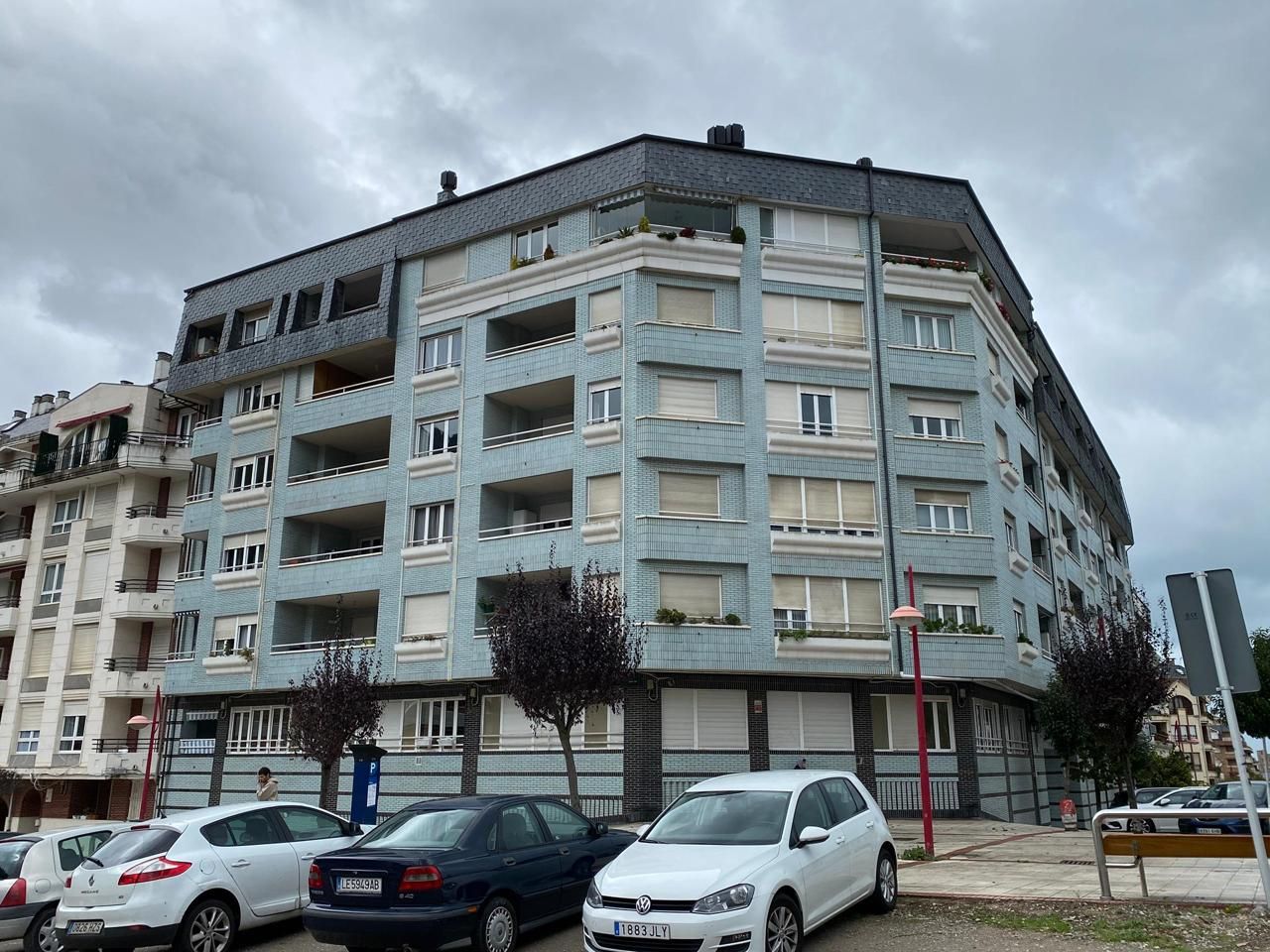 Vista exterior de Dúplex en venda en Castro-Urdiales amb Calefacció, Parquet i Terrassa