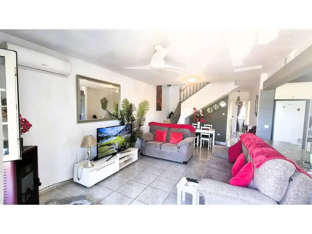 Sala d'estar de Casa adosada en venda en Orihuela amb Aire condicionat, Jardí privat i Moblat