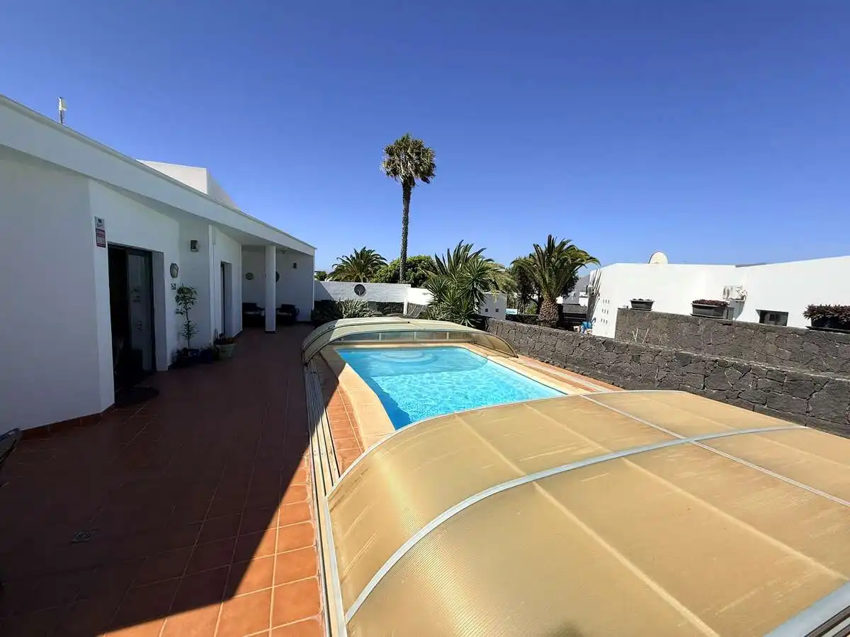 Vista exterior de Casa o chalet en venta en Yaiza con Aire acondicionado, Jardín privado y Piscina