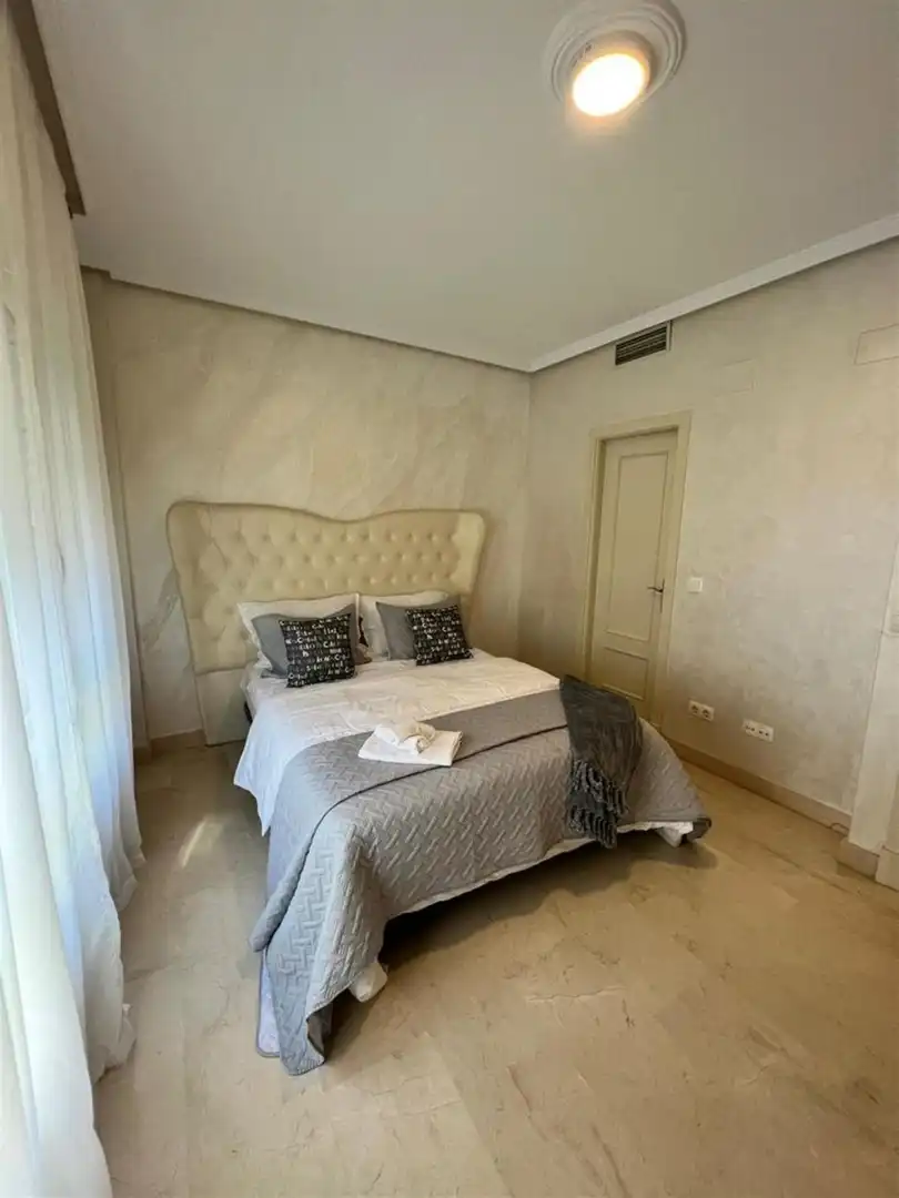 Dormitori de Apartament en venda en Marbella amb Aire condicionat i Terrassa