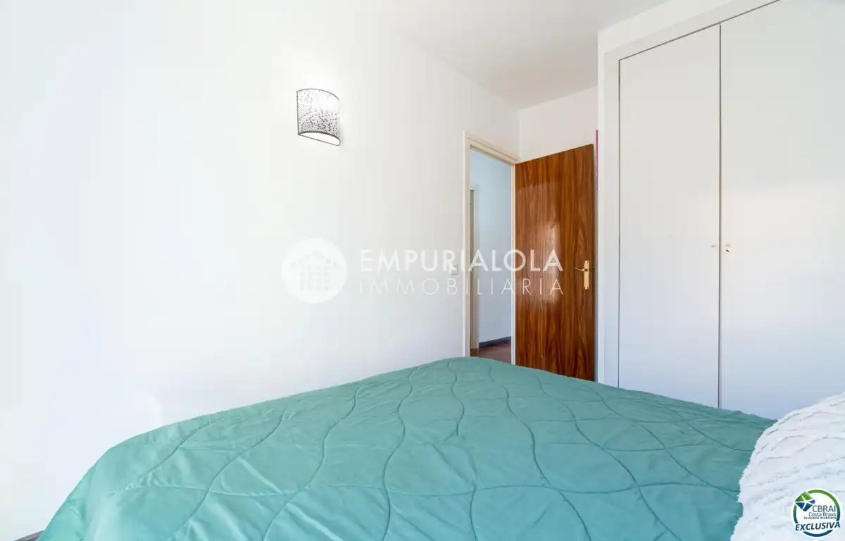 Dormitori de Apartament en venda en Empuriabrava amb Aire condicionat, Piscina i Moblat