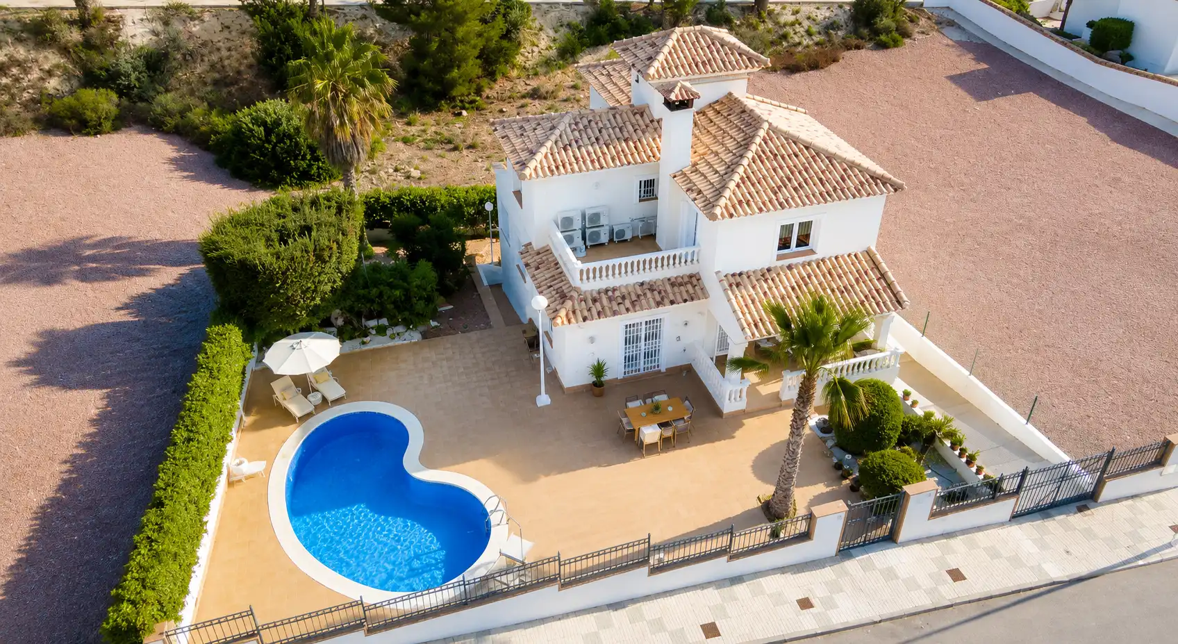 Vista exterior de Casa o xalet en venda en Orihuela amb Aire condicionat, Calefacció i Jardí privat