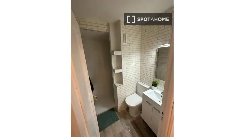 Bathroom of Flat for share in Madrid  with Air Conditioner, Heating and Terrace