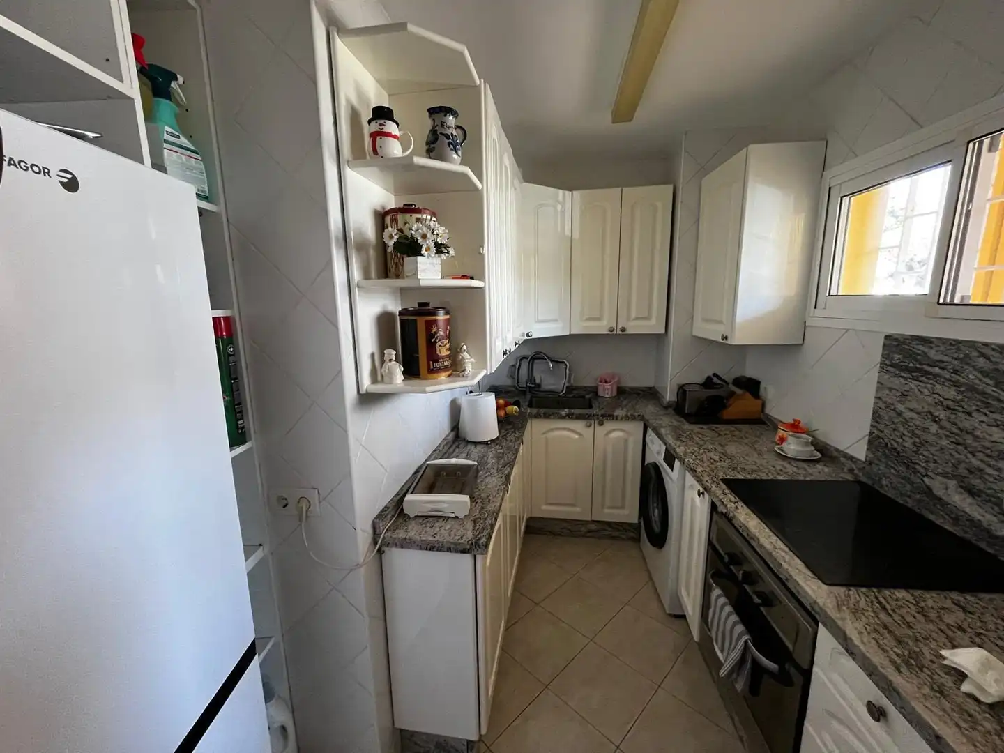 Cuina de Apartament de lloguer en Benalmádena amb Aire condicionat i Moblat