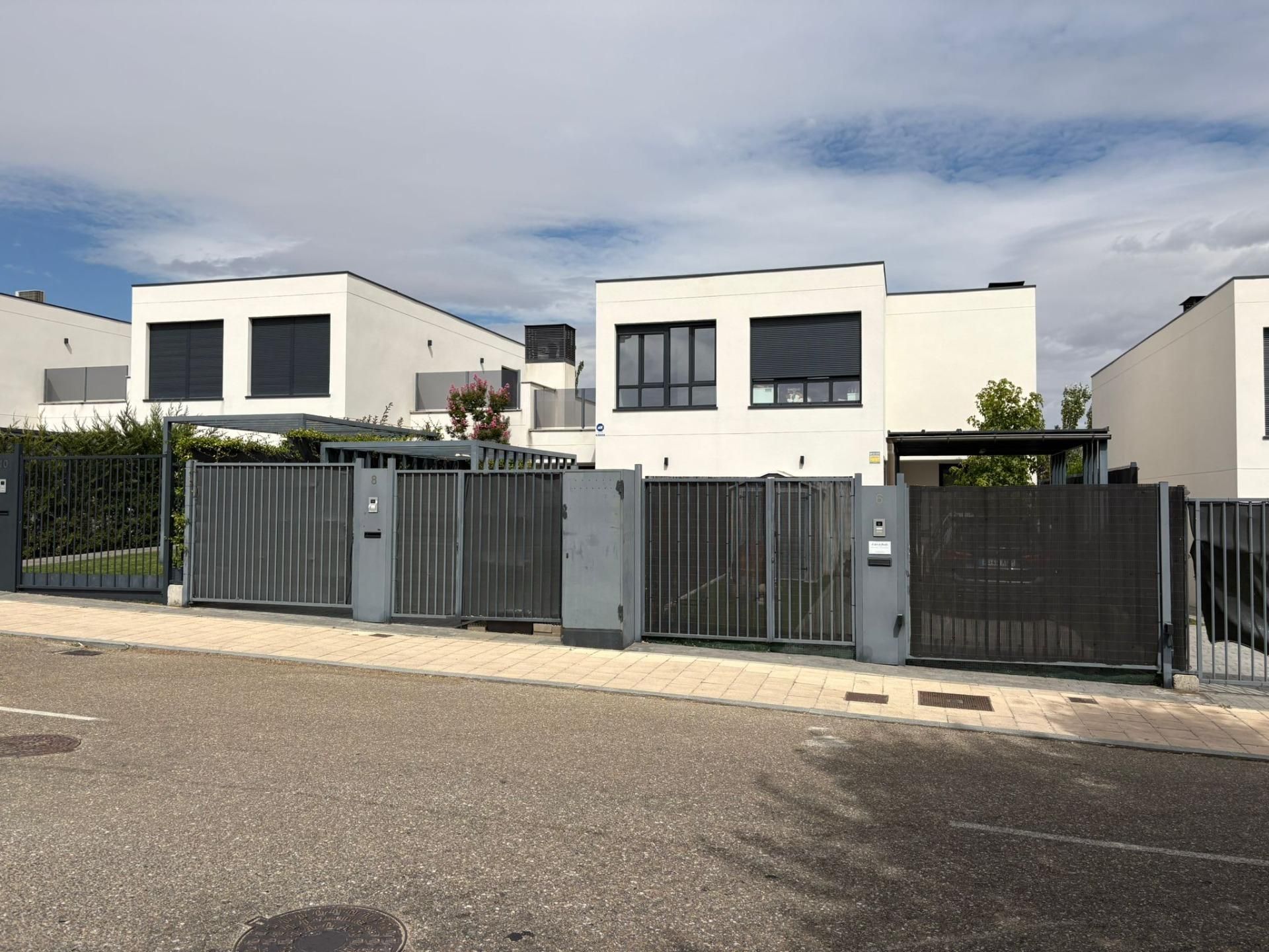 Exterior view of Single-family semi-detached to rent in Valladolid Capital  with Heating, Private garden and Terrace