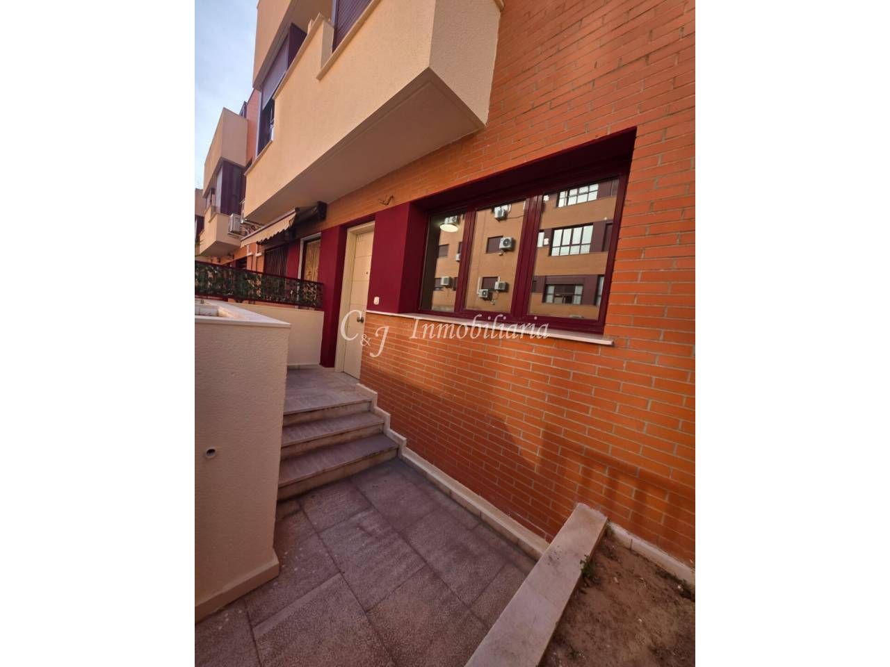 Casa adosada en venta en Avenida de Abril - 9 de Octubre