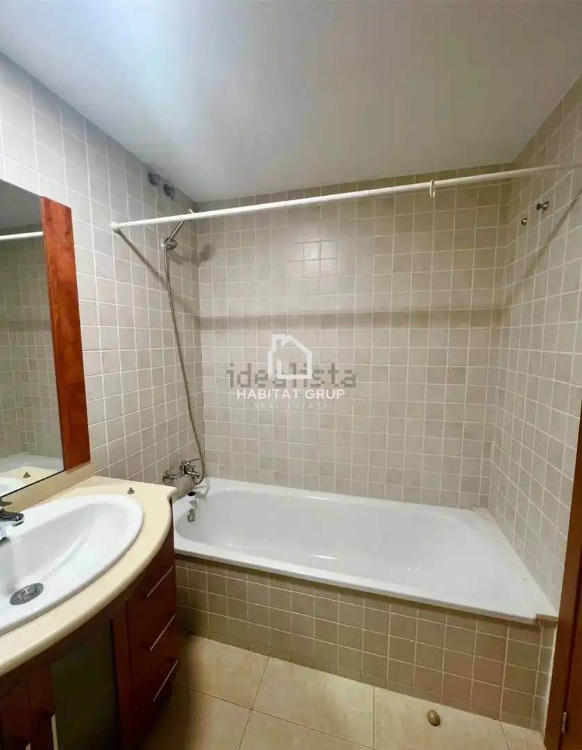 Badezimmer von Wohnung zum Verkauf in Salt mit Heizung und Terrasse