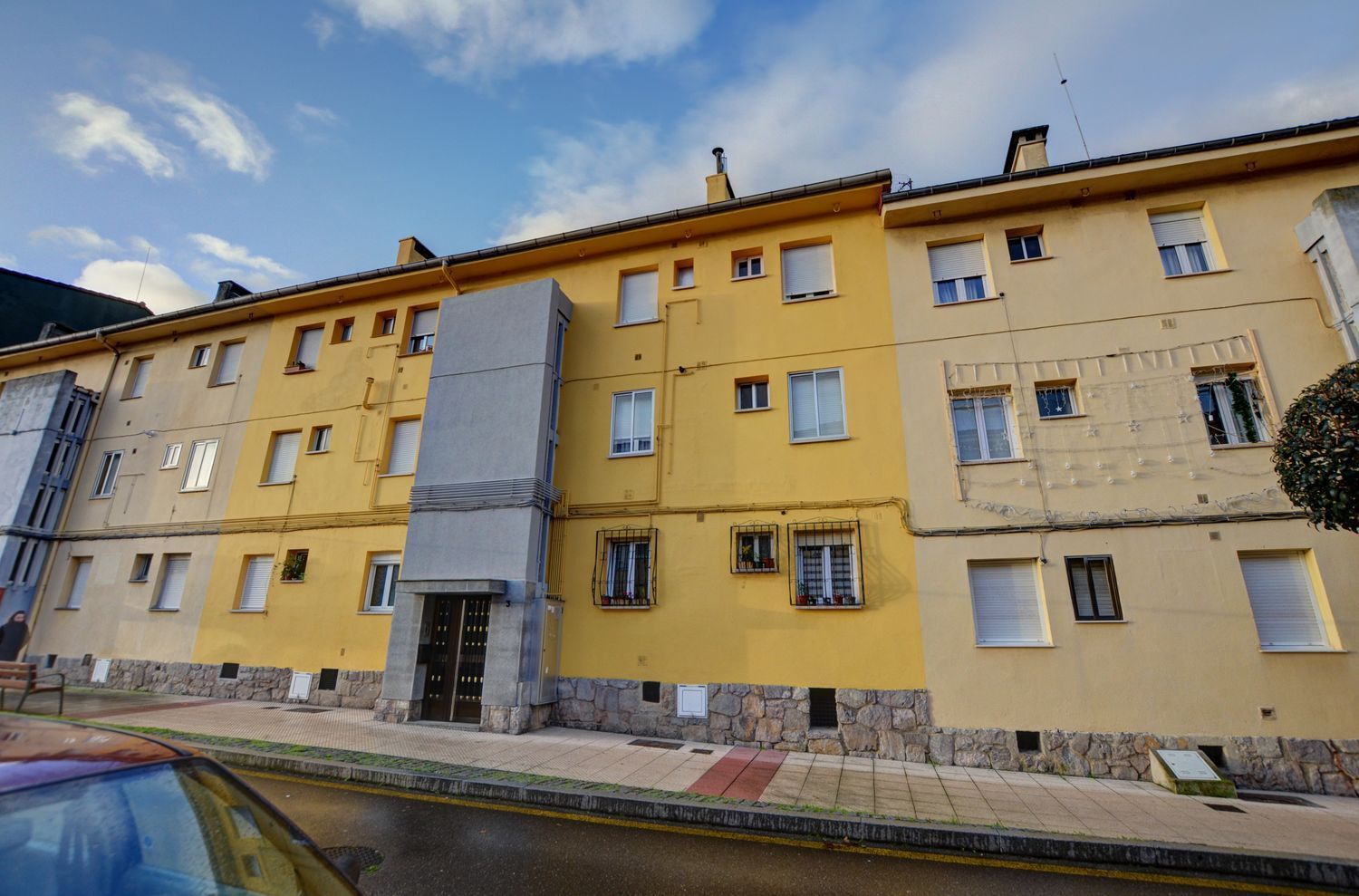 Vista exterior de Piso en venta en Avilés con Calefacción, Trastero y Piscina