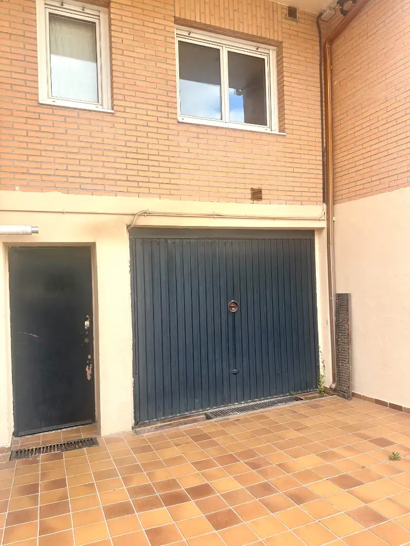 Parking de Casa adosada en venta en Madrid con Aire acondicionado, Calefacción y Jardín privado