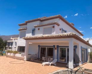 Vista exterior de Casa adosada en venda en Estepona amb Aire condicionat, Terrassa i Moblat