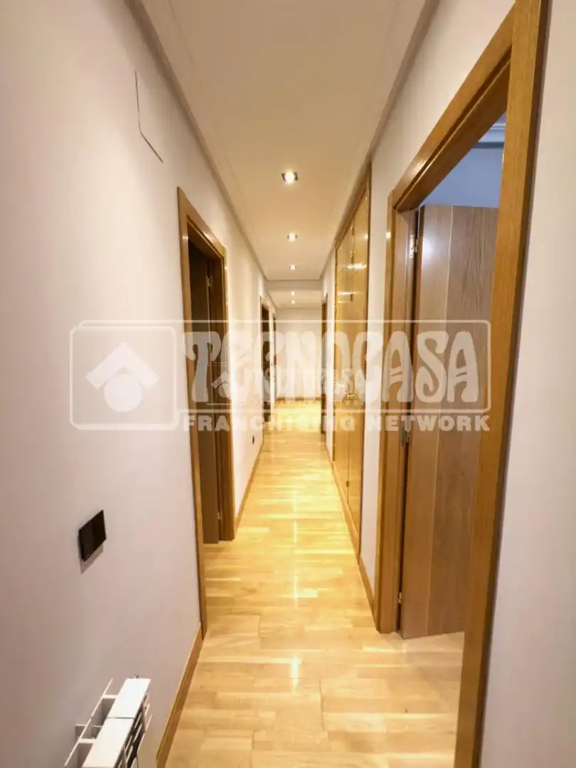Wohnung zum Verkauf in Cuenca mit Klimaanlage und Parkett
