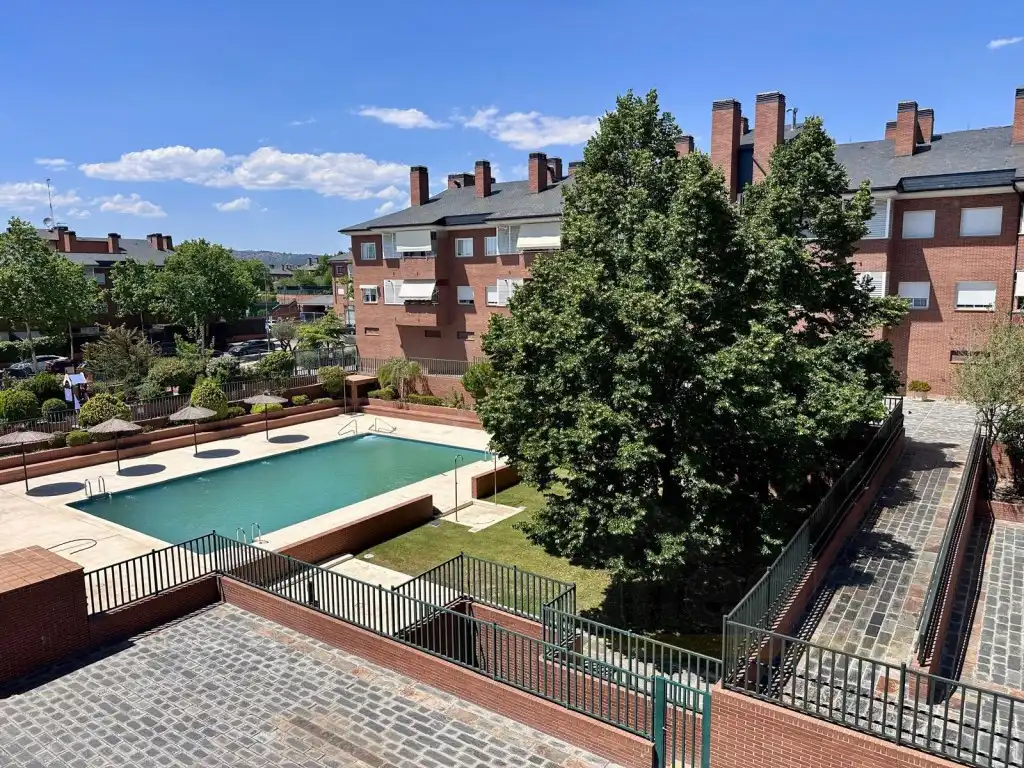 Piscina de Piso en venta en Las Rozas de Madrid