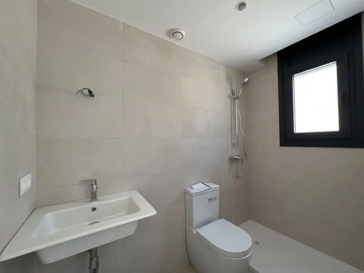 Badezimmer von Einfamilien-Reihenhaus zum Verkauf in Altafulla mit Klimaanlage, Heizung und Terrasse