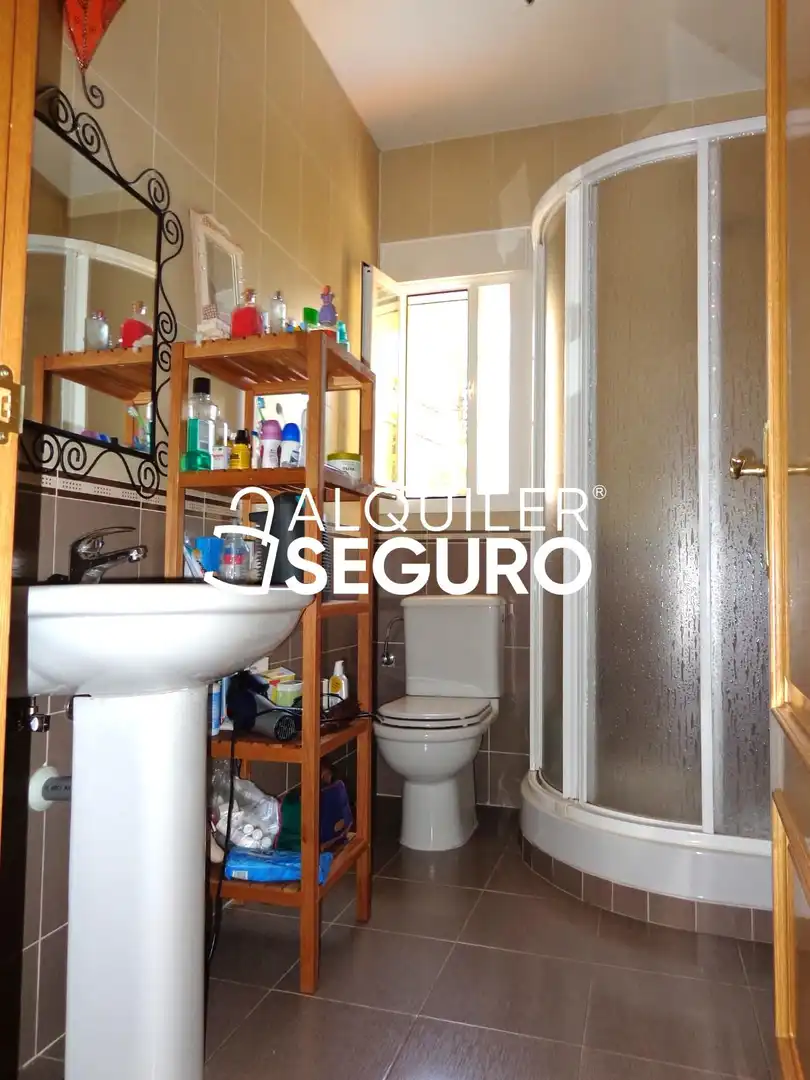 Bany de Casa o xalet de lloguer en La Adrada  amb Calefacció, Terrassa i Piscina