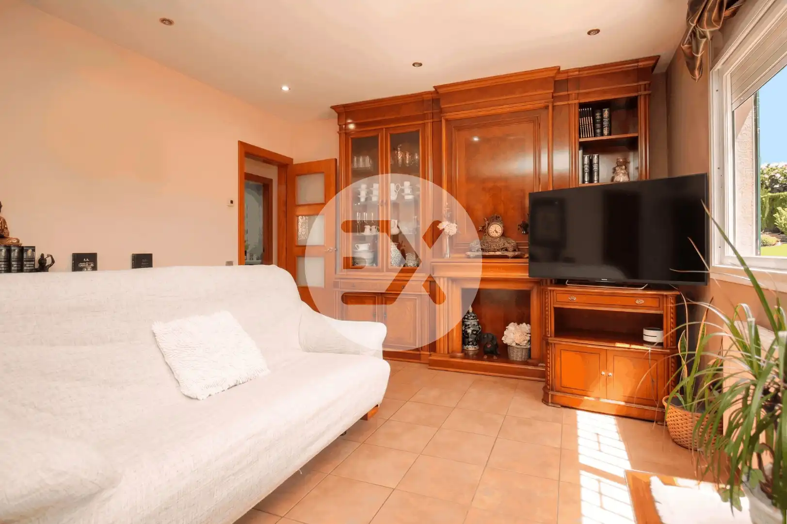 Sala d'estar de Casa o xalet en venda en Castelldefels amb Jardí privat