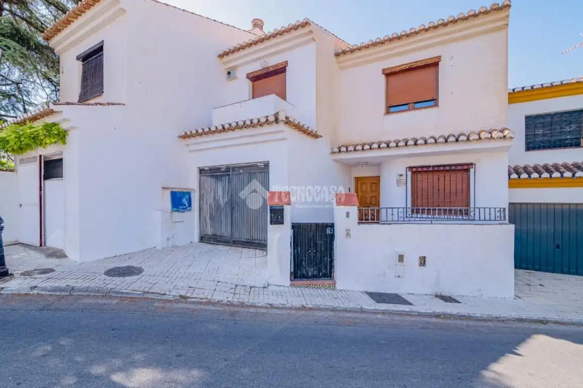 Vista exterior de Casa adosada en venda en La Zubia amb Terrassa i Piscina comunitària