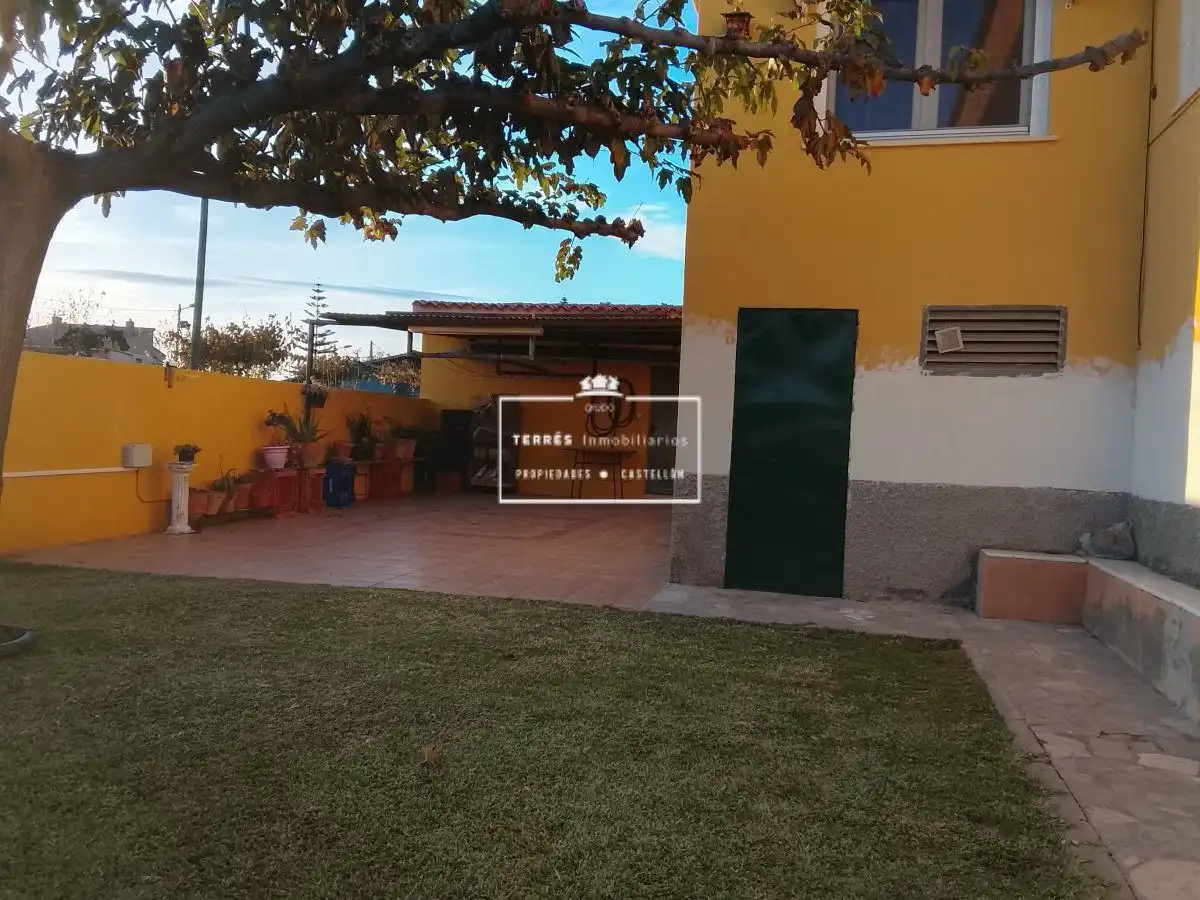 Vista exterior de Casa o xalet en venda en Castellón de la Plana / Castelló de la Plana amb Calefacció, Terrassa i Moblat