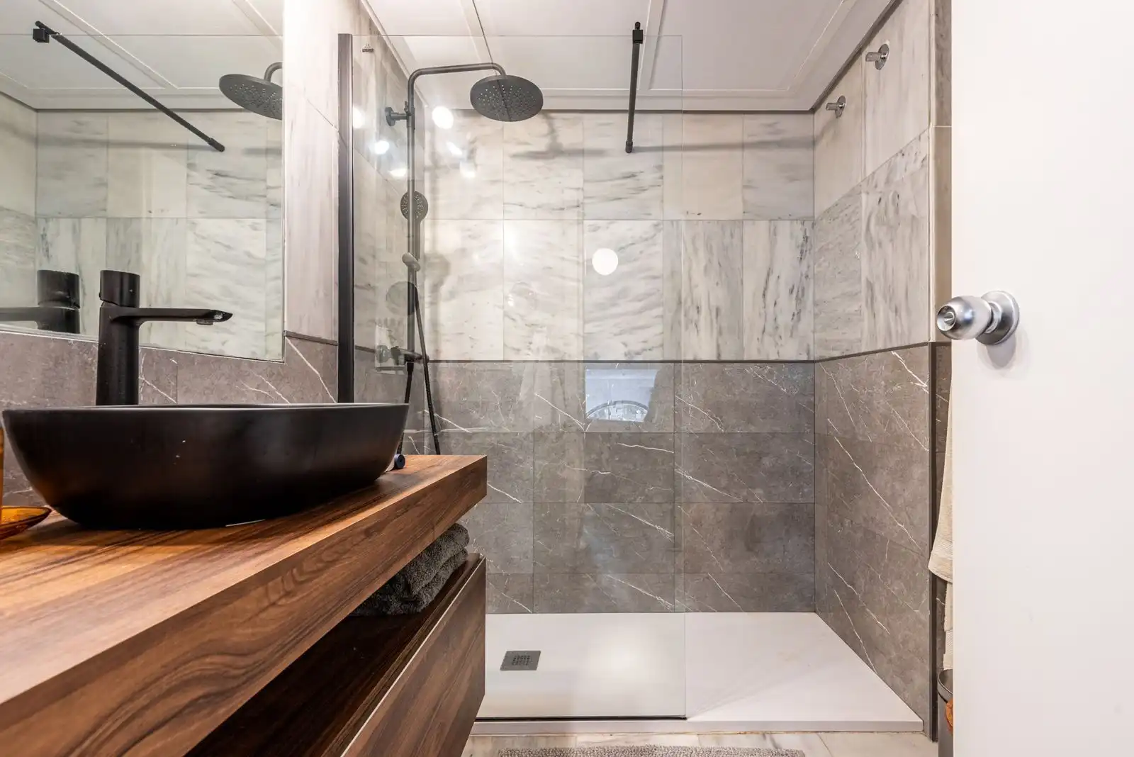 Baño de Dúplex en venta en Marbella con Aire acondicionado, Terraza y Piscina