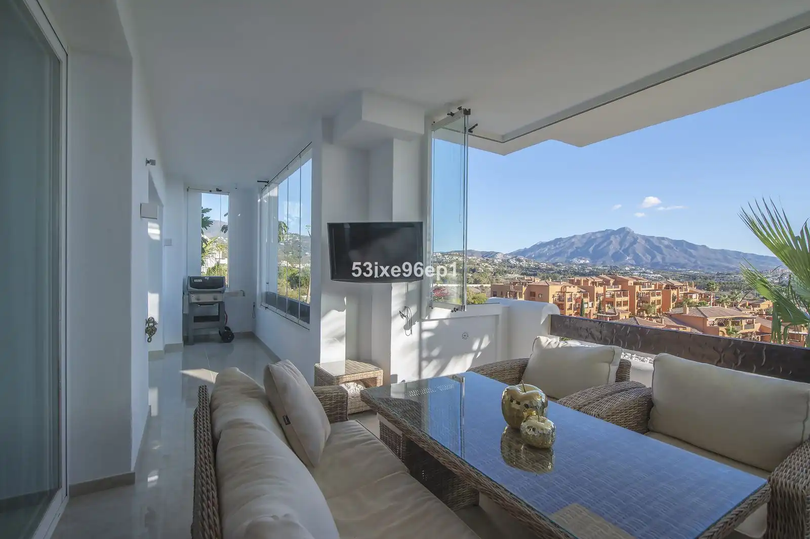 Vista exterior de Apartament en venda en Benahavís amb Traster, Moblat i Piscina comunitària