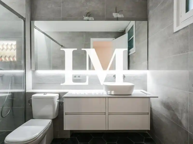 Bany de Apartament en venda en Barcelona amb Aire condicionat, Terrassa i Balcó