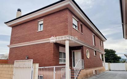 Vista exterior de Casa o xalet en venda en Elda amb Aire condicionat, Calefacció i Jardí privat