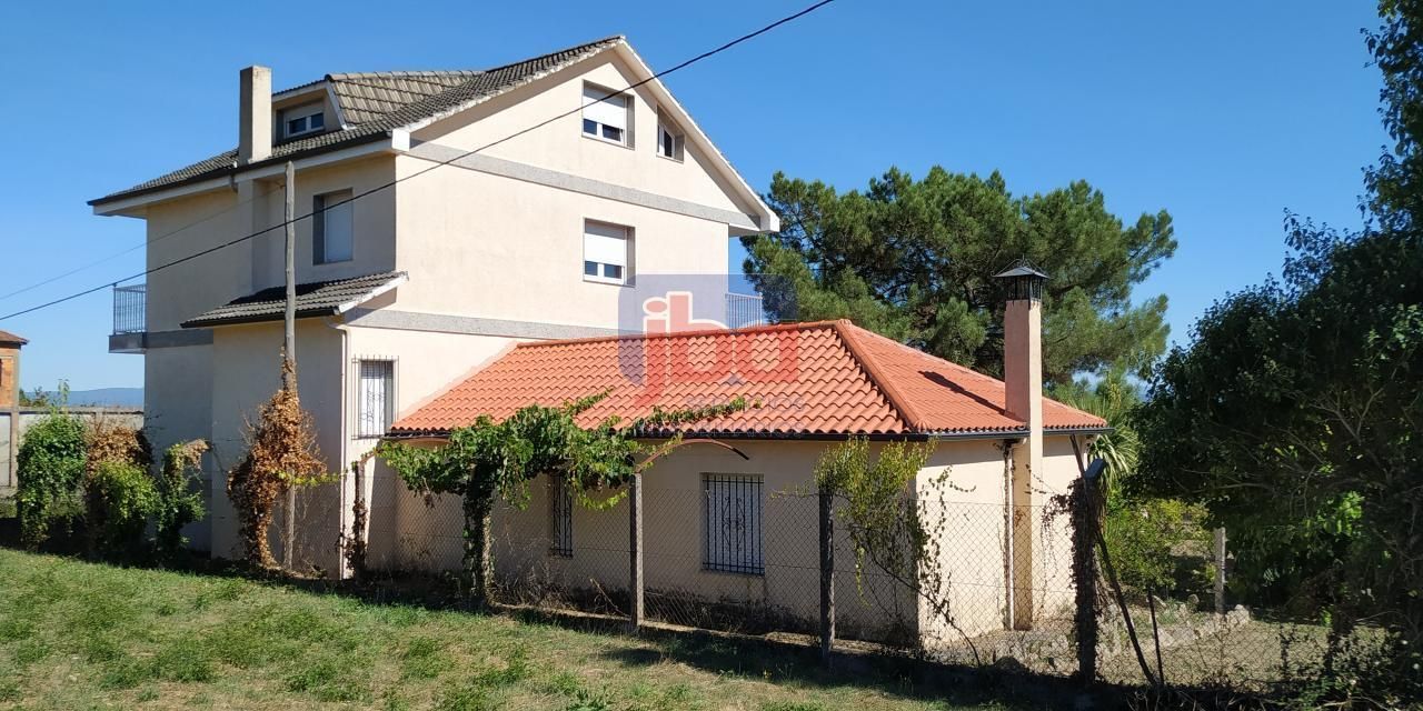 Vista exterior de Casa o chalet en venta en Toén con Calefacción, Jardín privado y Amueblado