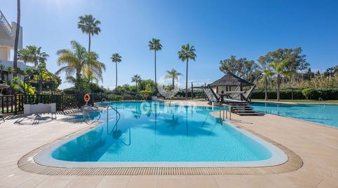 Ubicado en el exclusivo complejo residencial Bahía del Velerín, entre Marbella y Estepona, este impresionante ático ofrece una exp, imatge 2